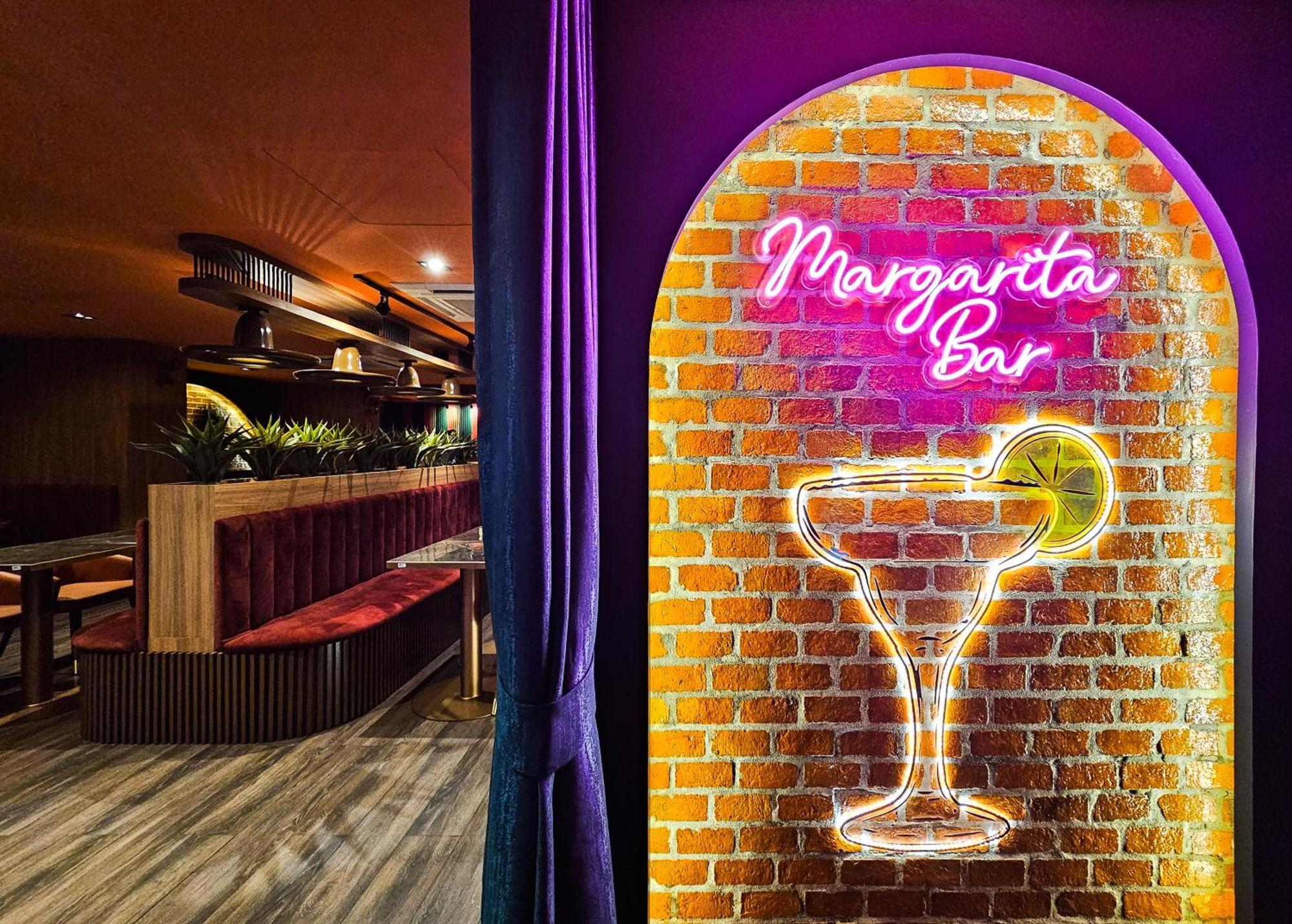 Miami Hotel Бангкок Экстерьер фото